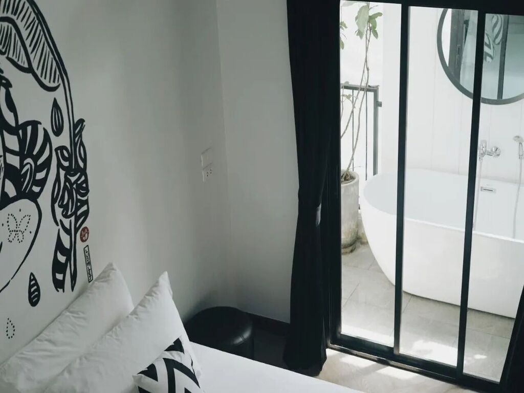Deluxe Double with Bathtub